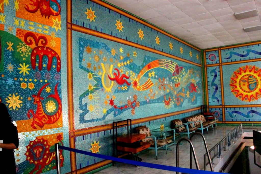 Piscina cu decoratiuni psihedelice (2)