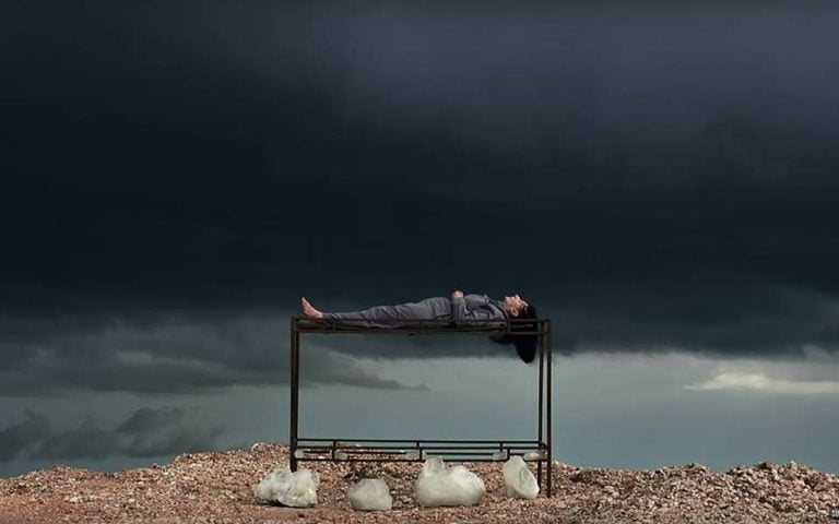 The Space In Between: Marina Abramovic and Brazil – Ritualurile vindecarii intr-un performance stupefiant