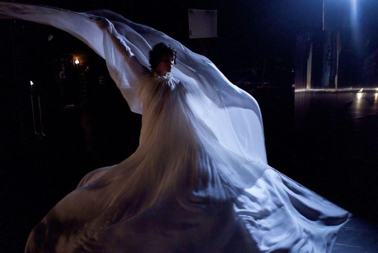 La Danseuse (The Dancer) – Povestea unei vizionare din vechiul Paris, intr-un spectacol uluitor