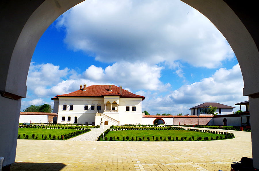 locuri de vazut langa bucuresti palatul potlogi