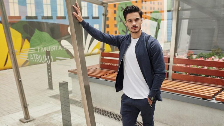 Revenirea grozavă a hanoracelor descheiate – caută aceste modele în magazinele de îmbrăcăminte!