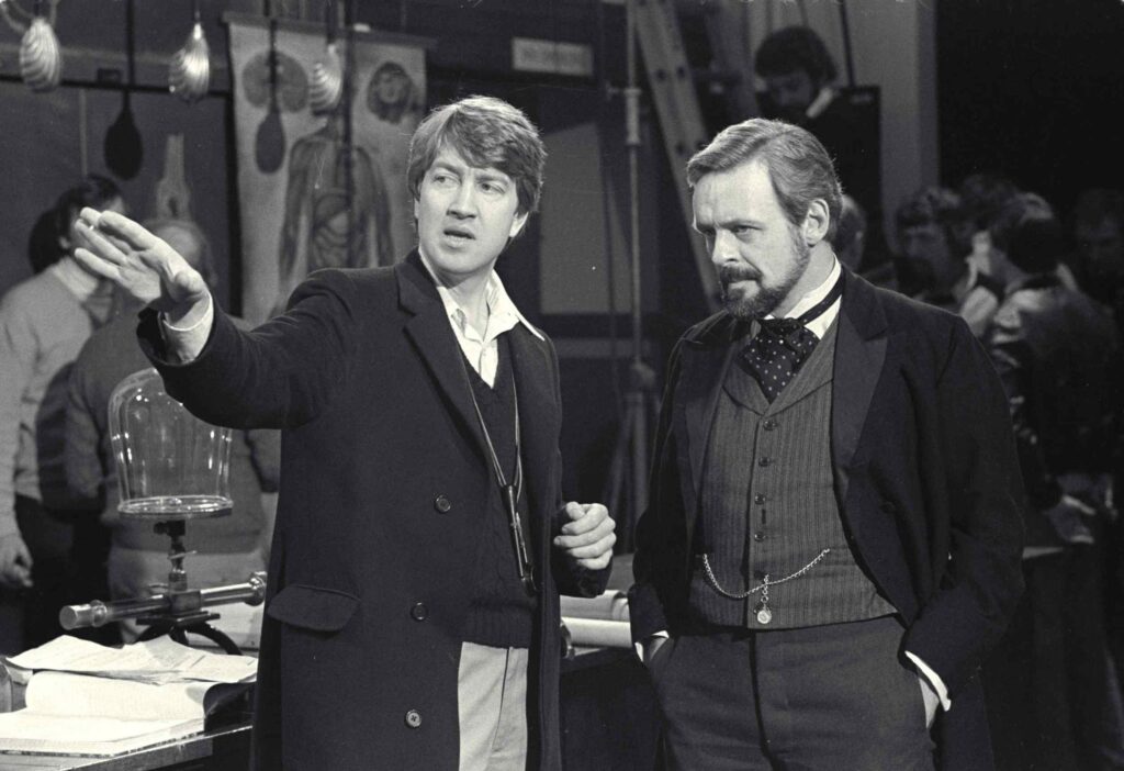 david-lynch-with-anthony-hopkins-on-the-set-of-the-elephant-filme david lynch pe streaming